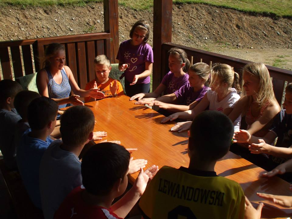 Obr. 2. Letný tábor 2014 Závratné – deti pri hre (súkromný archív autora).