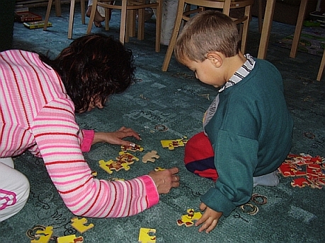 Foto: Klientka zařízení při hře s dítětem