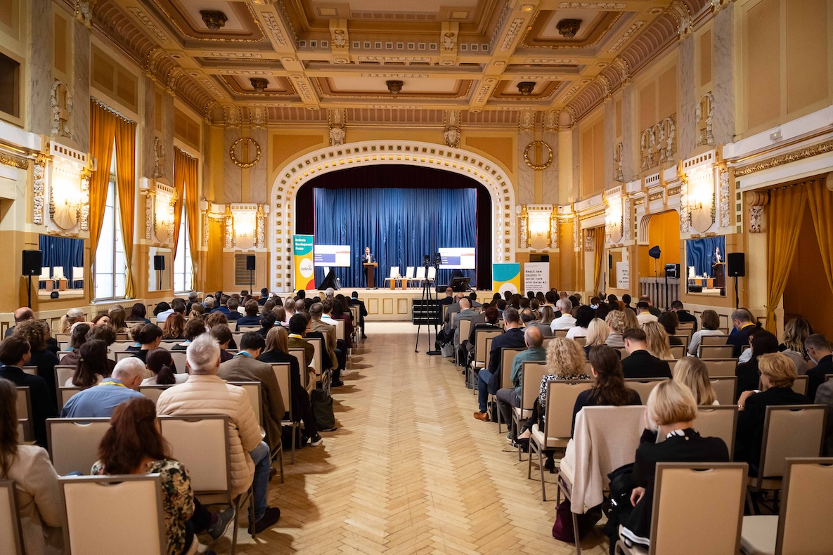 ADF 2025 - publikum počas príhovoru Daniela Kabu z Ambrely