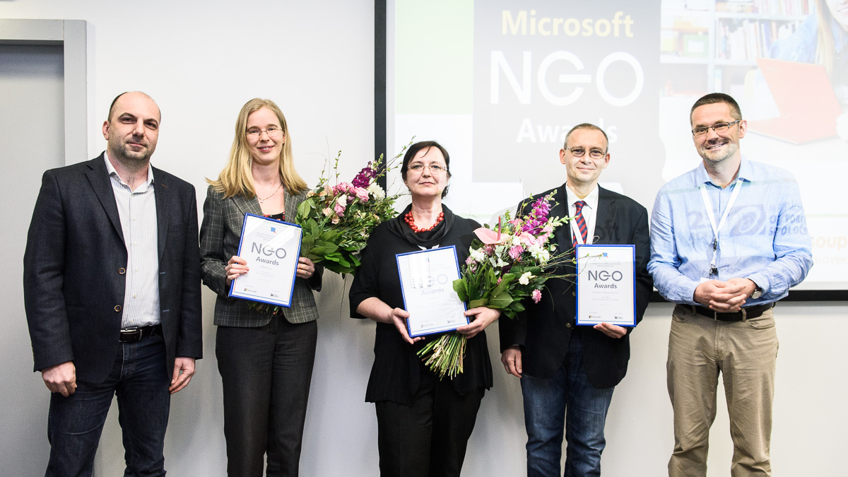 Ján Báhidský z Business Intelligence Club, o. z. (druhý z prava) prevzal ocenie NGO Awards 2017