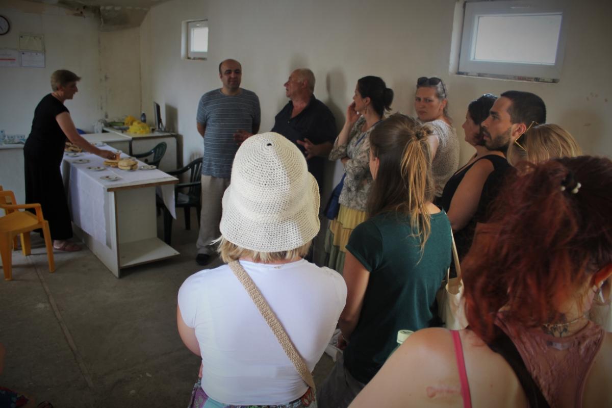 Rozhovor s miestnymi farmármi na gruzínskom vidieku