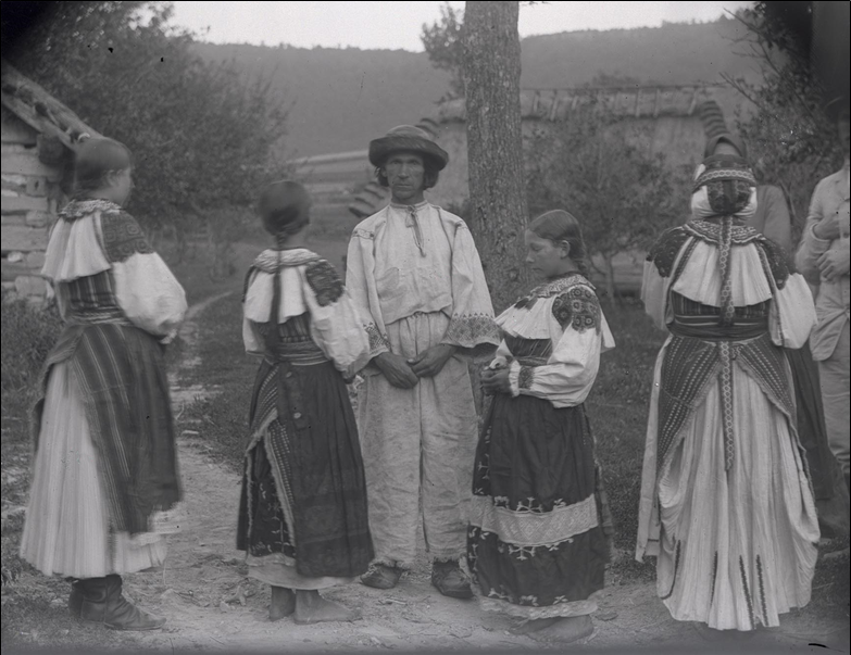 Obyvatelia Malej Lehoty v odevnom type 1; 90. roky 19. storočia. Autor: Jan Koula. Národní muzeum v Praze, negatív č. 11990.