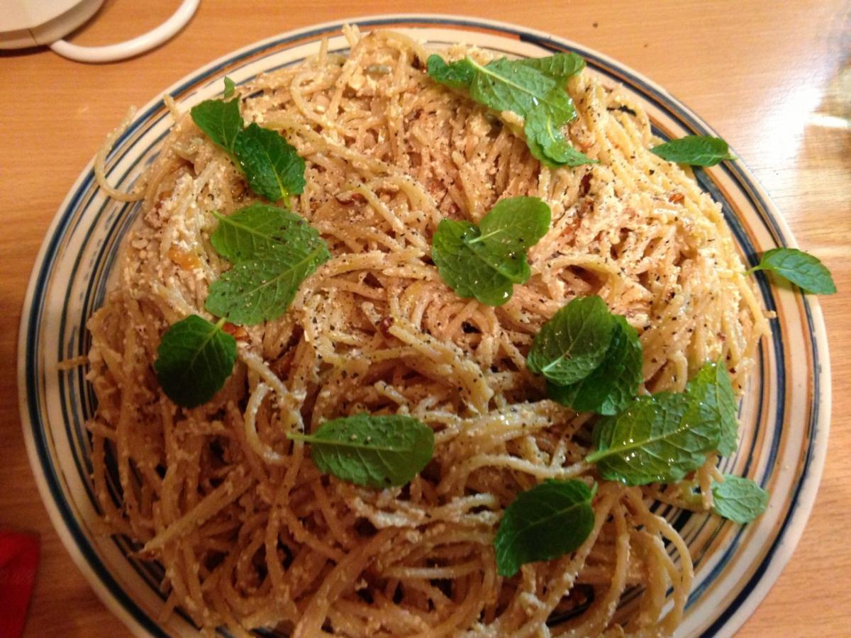 Špagety s vlašskými orechmi a omáčkou z parmezánu a tofu | © Mgr. Lenka Jalilah Hrušková