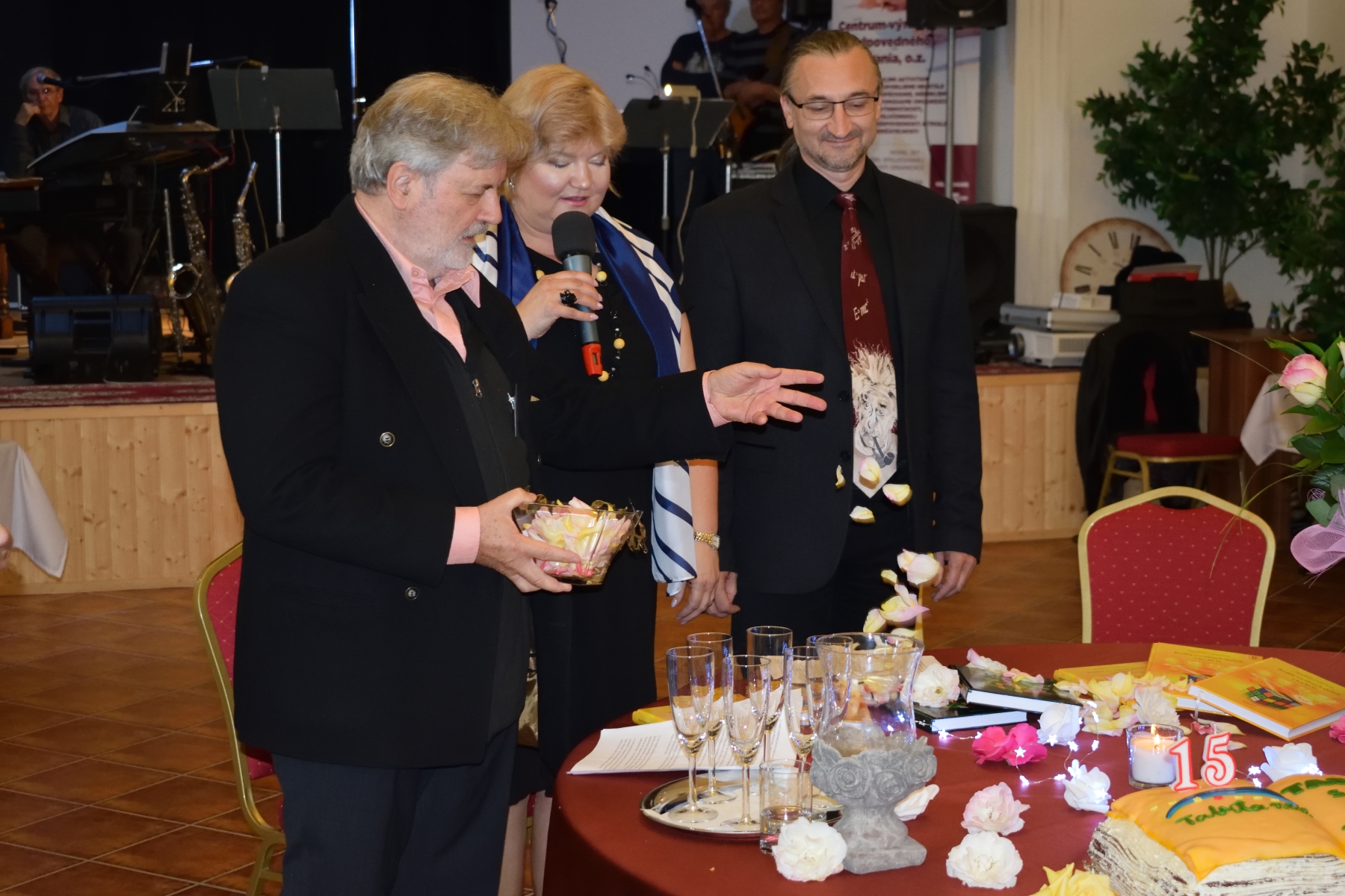 Foto: Krst knihy Kvalita sociálnych služieb v kocke I. a II. lupienkami ruží