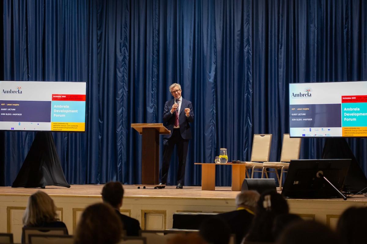 ADF 2025 - Dr. Hugo Slim počas prednášky na ADF 2025