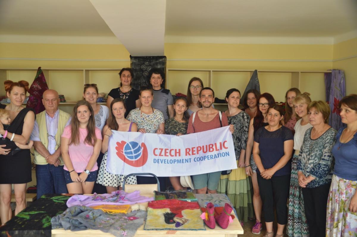 Spoločná fotka študentov KRES a implementátorov projektu Charity ČR v Tusheti
