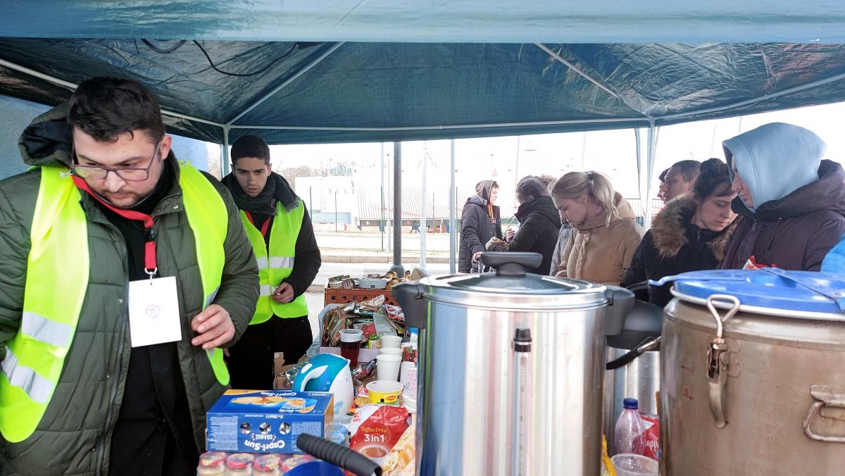 Obsluhuje bohoslovec dobrovoľník.  | © Autor fotografie: Stanislav Bujda