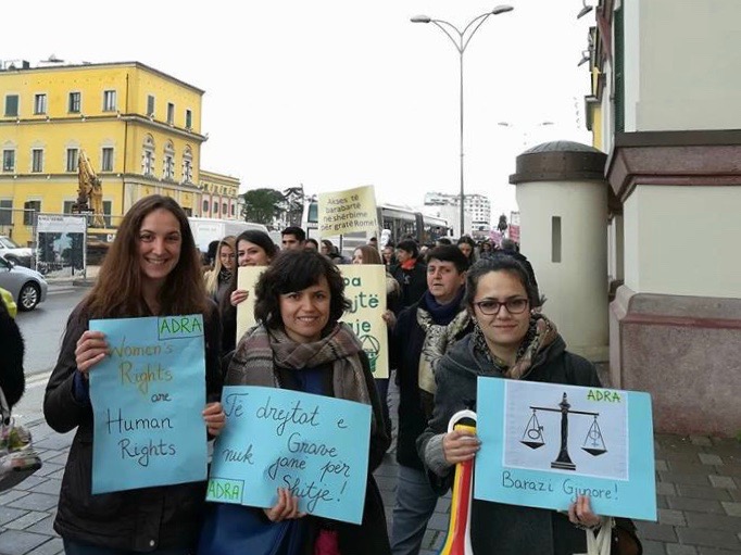 Veronika Zimová a jedna z kampaní v Albánsku